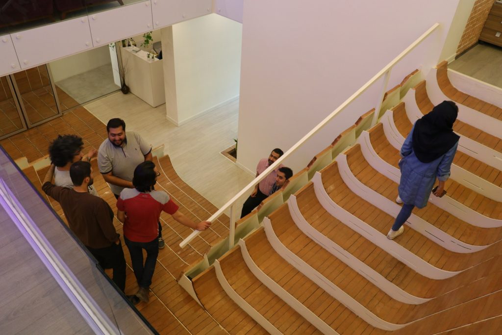 طراحی پله های دفتر مرکزی آپارات