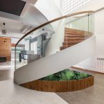 طراحی داخلی پله خانه ای برای یک درخت